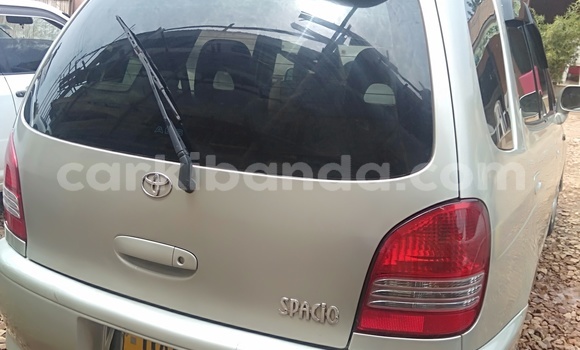 Gura Yakoze Toyota Spacio Silver Imodoka i Kampala mu Uganda