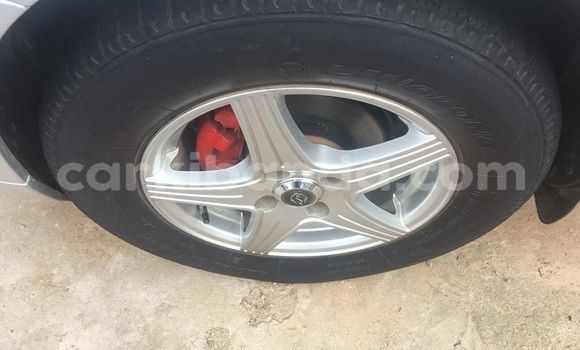 Acheter Occasion Voiture Toyota Platz Gris à Kampala, Ouganda Acheter Occasion Voiture Toyota Platz Gris à Kampala, Ouganda