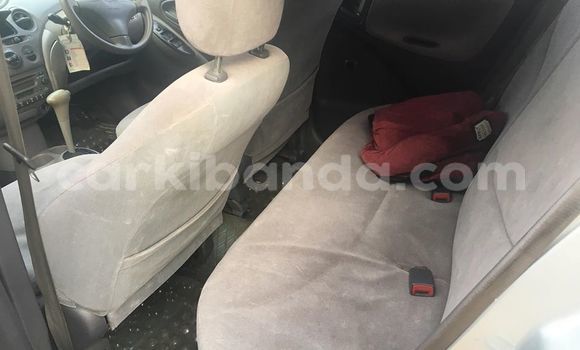 Acheter Occasion Voiture Toyota Platz Gris à Kampala, Ouganda Acheter Occasion Voiture Toyota Platz Gris à Kampala, Ouganda