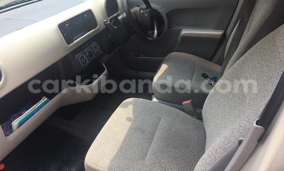 Acheter Occasion Voiture Toyota Platz Gris à Kampala, Ouganda Acheter Occasion Voiture Toyota Platz Gris à Kampala, Ouganda