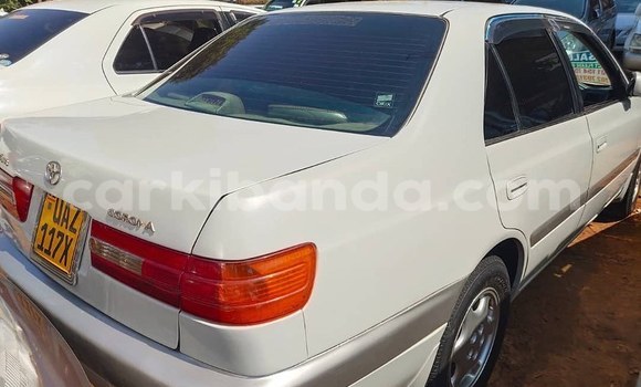 Gura Yakoze Toyota Premio Silver Imodoka i Kampala mu Uganda Gura Yakoze Toyota Premio Silver Imodoka i Kampala mu Uganda