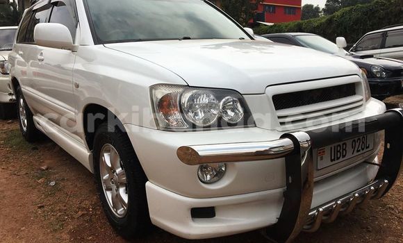 Gura Yakoze Toyota Kluger White Imodoka i Kampala mu Uganda