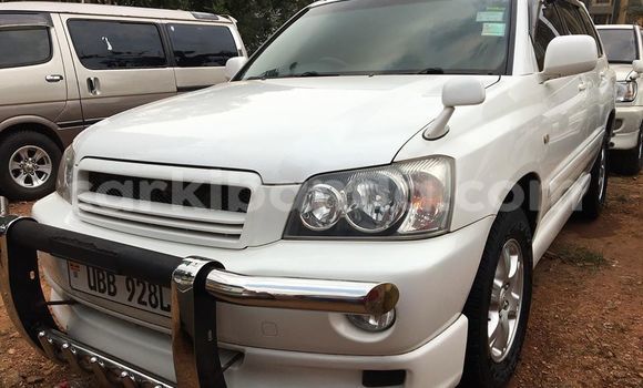 Gura Yakoze Toyota Kluger White Imodoka i Kampala mu Uganda Gura Yakoze Toyota Kluger White Imodoka i Kampala mu Uganda