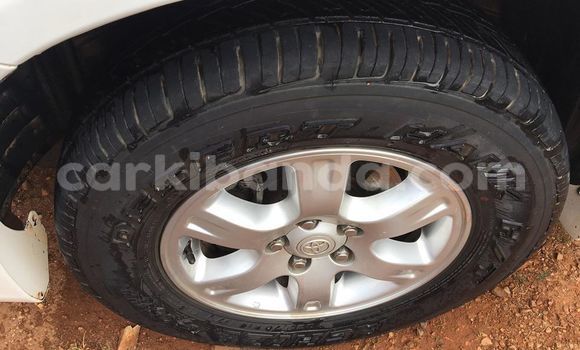 Gura Yakoze Toyota Kluger White Imodoka i Kampala mu Uganda Gura Yakoze Toyota Kluger White Imodoka i Kampala mu Uganda