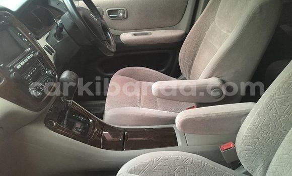Gura Yakoze Toyota Kluger White Imodoka i Kampala mu Uganda Gura Yakoze Toyota Kluger White Imodoka i Kampala mu Uganda