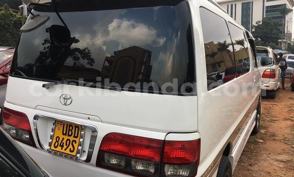 Acheter Occasion Voiture Toyota Regius Blanc à Kampala, Ouganda Acheter Occasion Voiture Toyota Regius Blanc à Kampala, Ouganda