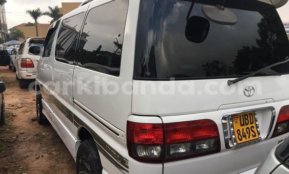 Acheter Occasion Voiture Toyota Regius Blanc à Kampala, Ouganda Acheter Occasion Voiture Toyota Regius Blanc à Kampala, Ouganda