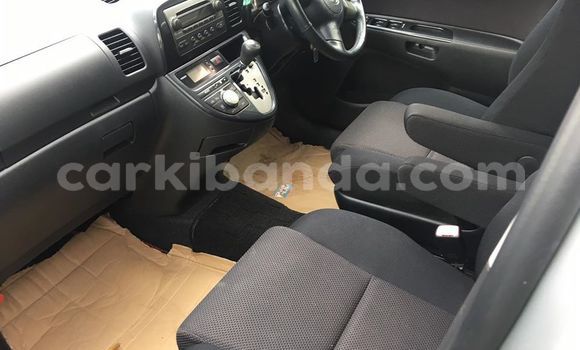 Acheter Occasion Voiture Toyota Wish Gris à Kampala, Ouganda Acheter Occasion Voiture Toyota Wish Gris à Kampala, Ouganda