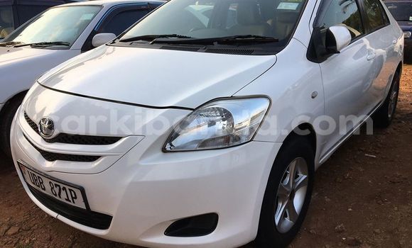 Acheter Occasion Voiture Toyota Belta Blanc à Kampala, Ouganda