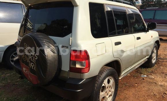 Acheter Occasion Voiture Mitsubishi Pajero iO Blanc à Kampala, Ouganda Acheter Occasion Voiture Mitsubishi Pajero iO Blanc à Kampala, Ouganda