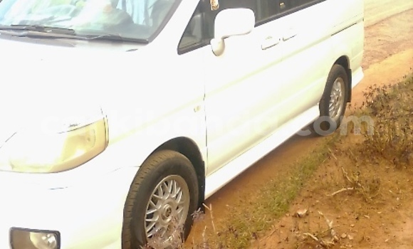 Nunua Ilio tumika Nissan Serena Nyeupe Gari ndani ya Kampala nchini Uganda