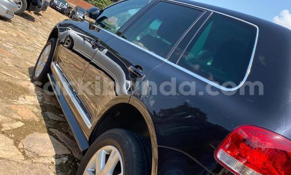 Gura Nshya Volkswagen Touareg Blue Imodoka i Kampala mu Uganda Gura Nshya Volkswagen Touareg Blue Imodoka i Kampala mu Uganda