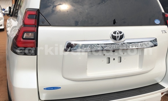 Gura Nshya Toyota Land Cruiser Prado White Imodoka i Kampala mu Uganda Gura Nshya Toyota Land Cruiser Prado White Imodoka i Kampala mu Uganda