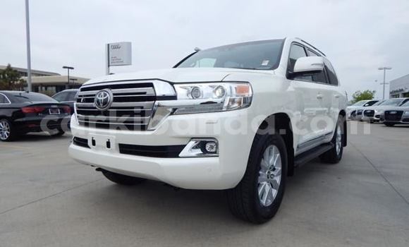 Gura Yakoze Toyota Land Cruiser White Imodoka i Kampala mu Uganda Gura Yakoze Toyota Land Cruiser White Imodoka i Kampala mu Uganda