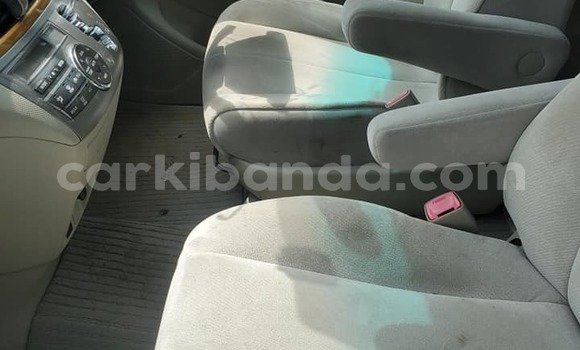Gura Yakoze Toyota Estima Silver Imodoka i Kampala mu Uganda Gura Yakoze Toyota Estima Silver Imodoka i Kampala mu Uganda