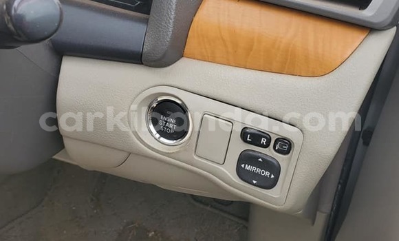 Gura Yakoze Toyota Premio Silver Imodoka i Kampala mu Uganda Gura Yakoze Toyota Premio Silver Imodoka i Kampala mu Uganda