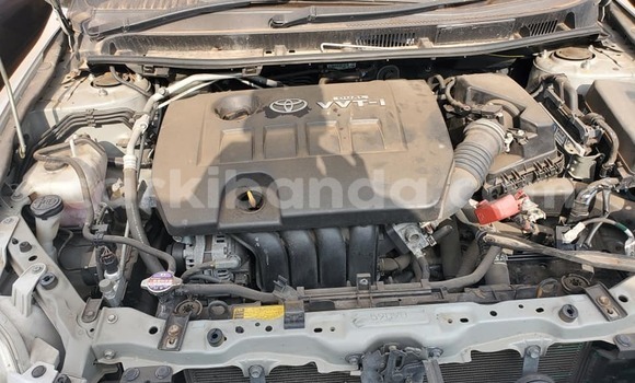 Gura Yakoze Toyota Premio Silver Imodoka i Kampala mu Uganda Gura Yakoze Toyota Premio Silver Imodoka i Kampala mu Uganda