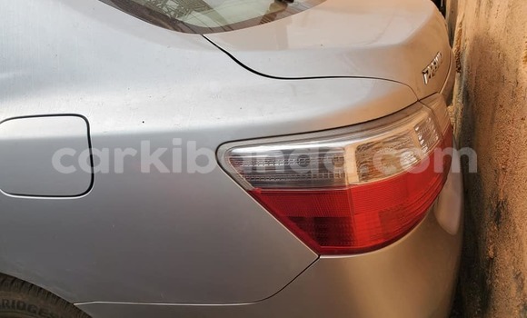 Gura Yakoze Toyota Premio Silver Imodoka i Kampala mu Uganda Gura Yakoze Toyota Premio Silver Imodoka i Kampala mu Uganda