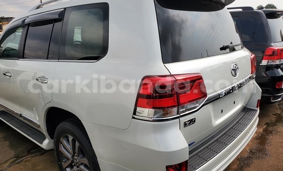 Gura Yakoze Toyota Land Cruiser White Imodoka i Kampala mu Uganda Gura Yakoze Toyota Land Cruiser White Imodoka i Kampala mu Uganda