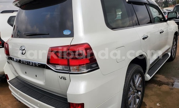 Gura Yakoze Toyota Land Cruiser White Imodoka i Kampala mu Uganda Gura Yakoze Toyota Land Cruiser White Imodoka i Kampala mu Uganda