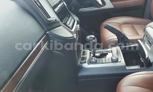 Gura Yakoze Toyota Land Cruiser White Imodoka i Kampala mu Uganda Gura Yakoze Toyota Land Cruiser White Imodoka i Kampala mu Uganda