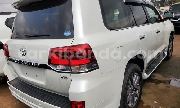 Gura Yakoze Toyota Land Cruiser White Imodoka i Kampala mu Uganda Gura Yakoze Toyota Land Cruiser White Imodoka i Kampala mu Uganda