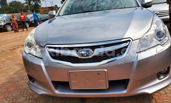 Nunua Ilio tumika Subaru Legacy Fedha Gari ndani ya Kampala nchini Uganda