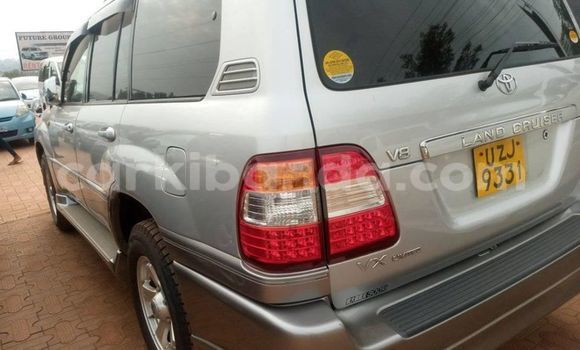 Gura Yakoze Toyota Land Cruiser Silver Imodoka i Adjumani mu Northern Gura Yakoze Toyota Land Cruiser Silver Imodoka i Adjumani mu Northern