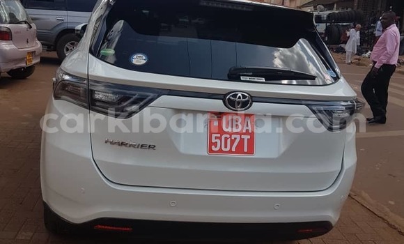 Gura Yakoze Toyota Harrier White Imodoka i Kampala mu Uganda Gura Yakoze Toyota Harrier White Imodoka i Kampala mu Uganda