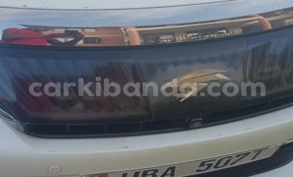 Gura Yakoze Toyota Harrier White Imodoka i Kampala mu Uganda Gura Yakoze Toyota Harrier White Imodoka i Kampala mu Uganda