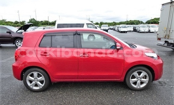 Gura Yakoze Toyota IST Red Imodoka i Kampala mu Uganda Gura Yakoze Toyota IST Red Imodoka i Kampala mu Uganda