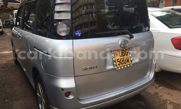 Gura Yakoze Toyota Sienta Silver Imodoka i Adjumani mu Northern Gura Yakoze Toyota Sienta Silver Imodoka i Adjumani mu Northern