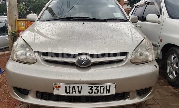 Gura Yakoze Toyota Platz Silver Imodoka i Adjumani mu Northern Gura Yakoze Toyota Platz Silver Imodoka i Adjumani mu Northern