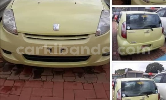 Gura Yakoze Toyota Sienta Blue Imodoka i Kampala mu Uganda