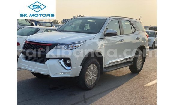 Nunua Imported Toyota Fortuner Nyeupe Gari ndani ya Import - Dubai nchini Uganda