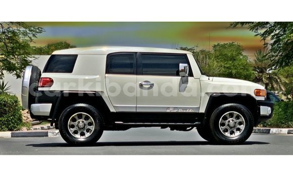 Gura Imported Toyota FJ Cruiser White Imodoka i Import - Dubai mu Uganda Gura Imported Toyota FJ Cruiser White Imodoka i Import - Dubai mu Uganda