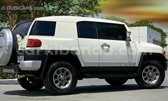 Gura Imported Toyota FJ Cruiser White Imodoka i Import - Dubai mu Uganda Gura Imported Toyota FJ Cruiser White Imodoka i Import - Dubai mu Uganda