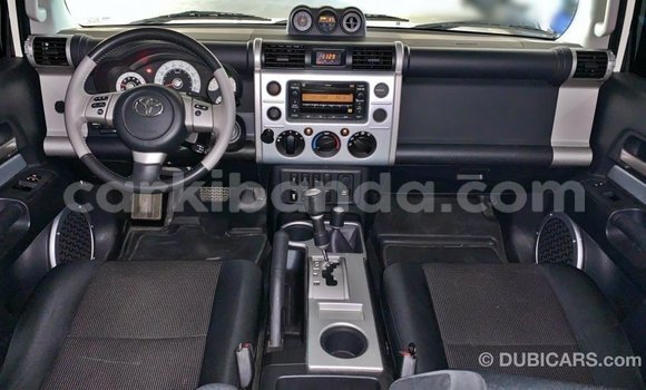 Gura Imported Toyota FJ Cruiser White Imodoka i Import - Dubai mu Uganda Gura Imported Toyota FJ Cruiser White Imodoka i Import - Dubai mu Uganda