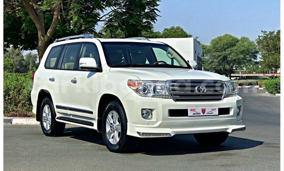 Acheter Import Voiture Toyota Land Cruiser Blanc à Import - Dubai, Ouganda Acheter Import Voiture Toyota Land Cruiser Blanc à Import - Dubai, Ouganda