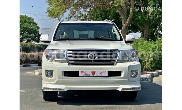 Acheter Import Voiture Toyota Land Cruiser Blanc à Import - Dubai, Ouganda Acheter Import Voiture Toyota Land Cruiser Blanc à Import - Dubai, Ouganda
