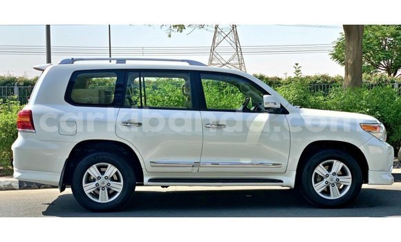 Acheter Import Voiture Toyota Land Cruiser Blanc à Import - Dubai, Ouganda Acheter Import Voiture Toyota Land Cruiser Blanc à Import - Dubai, Ouganda