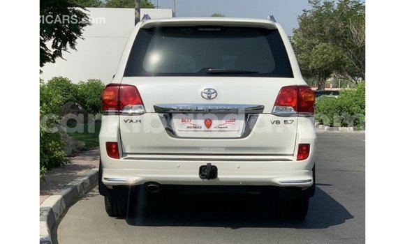 Acheter Import Voiture Toyota Land Cruiser Blanc à Import - Dubai, Ouganda Acheter Import Voiture Toyota Land Cruiser Blanc à Import - Dubai, Ouganda