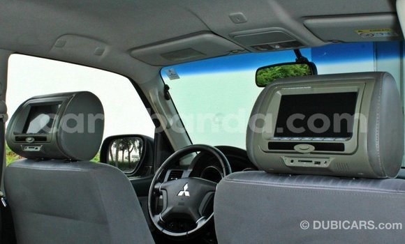 Acheter Import Voiture Mitsubishi Pajero Marron à Import - Dubai, Ouganda Acheter Import Voiture Mitsubishi Pajero Marron à Import - Dubai, Ouganda