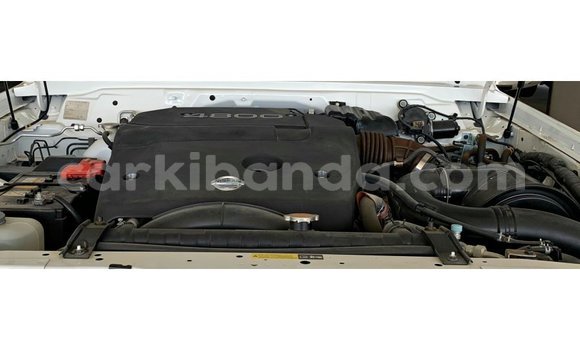 Acheter Import Voiture Nissan Patrol Blanc à Import - Dubai, Ouganda Acheter Import Voiture Nissan Patrol Blanc à Import - Dubai, Ouganda