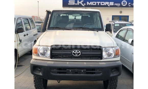 Nunua Imported Toyota Land Cruiser Nyeupe Gari ndani ya Import - Dubai nchini Uganda