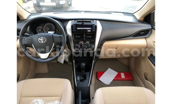 Acheter Import Voiture Toyota Yaris Blanc à Import - Dubai, Ouganda Acheter Import Voiture Toyota Yaris Blanc à Import - Dubai, Ouganda