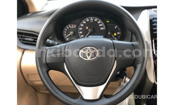 Acheter Import Voiture Toyota Yaris Blanc à Import - Dubai, Ouganda Acheter Import Voiture Toyota Yaris Blanc à Import - Dubai, Ouganda