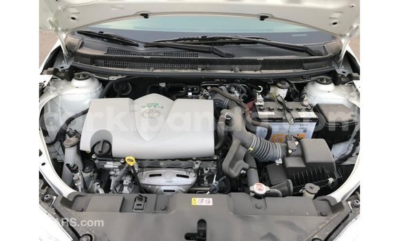 Acheter Import Voiture Toyota Yaris Blanc à Import - Dubai, Ouganda Acheter Import Voiture Toyota Yaris Blanc à Import - Dubai, Ouganda