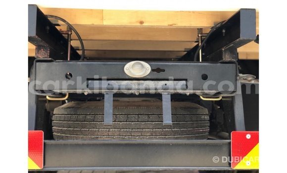 Acheter Import Voiture Mitsubishi Carisma Blanc à Import - Dubai, Ouganda Acheter Import Voiture Mitsubishi Carisma Blanc à Import - Dubai, Ouganda