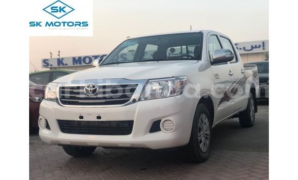 Nunua Imported Toyota Hilux Nyeupe Gari ndani ya Import - Dubai nchini Uganda